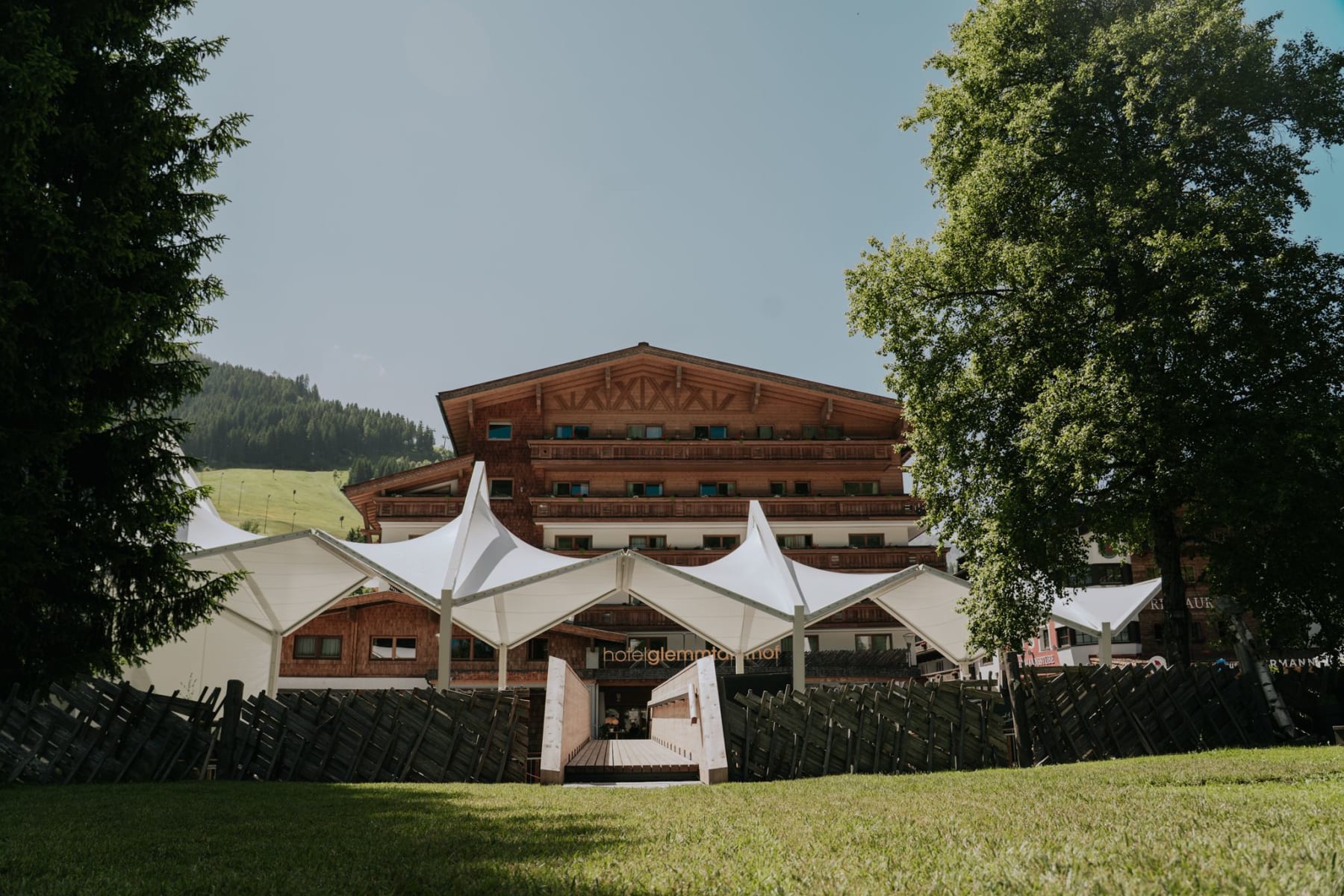 Glemmtalerhof in Hinterglemm mit modernen Zelten und grüner Umgebung.