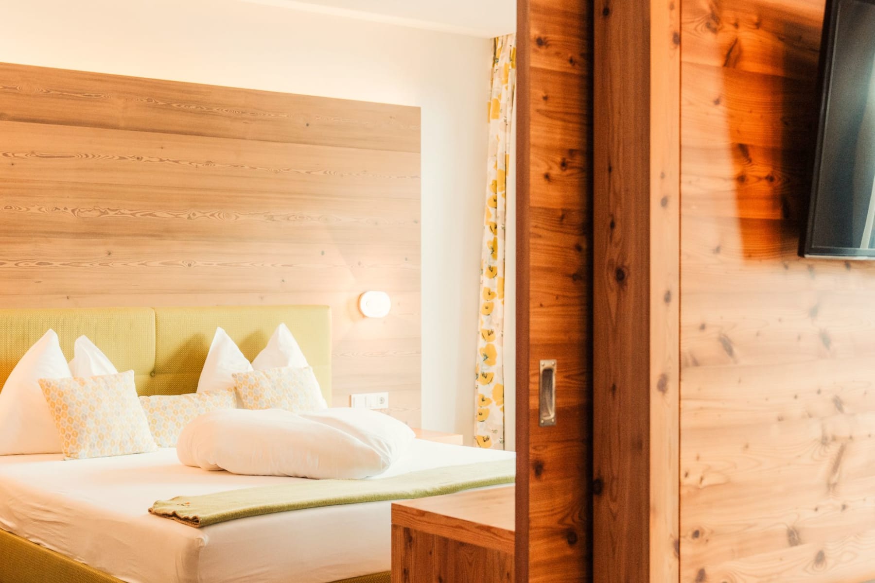 Gemütliches Zimmer im Glemmtalerhof, Hinterglemm, mit Holzdesign und hellen Farben für erholsame Nächte.