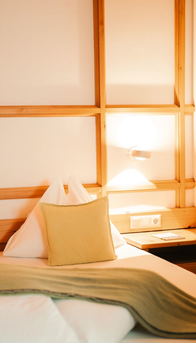 Gemütliches Zimmer im Glemmtalerhof in Hinterglemm mit modernen Akzenten und warmen Farben.
