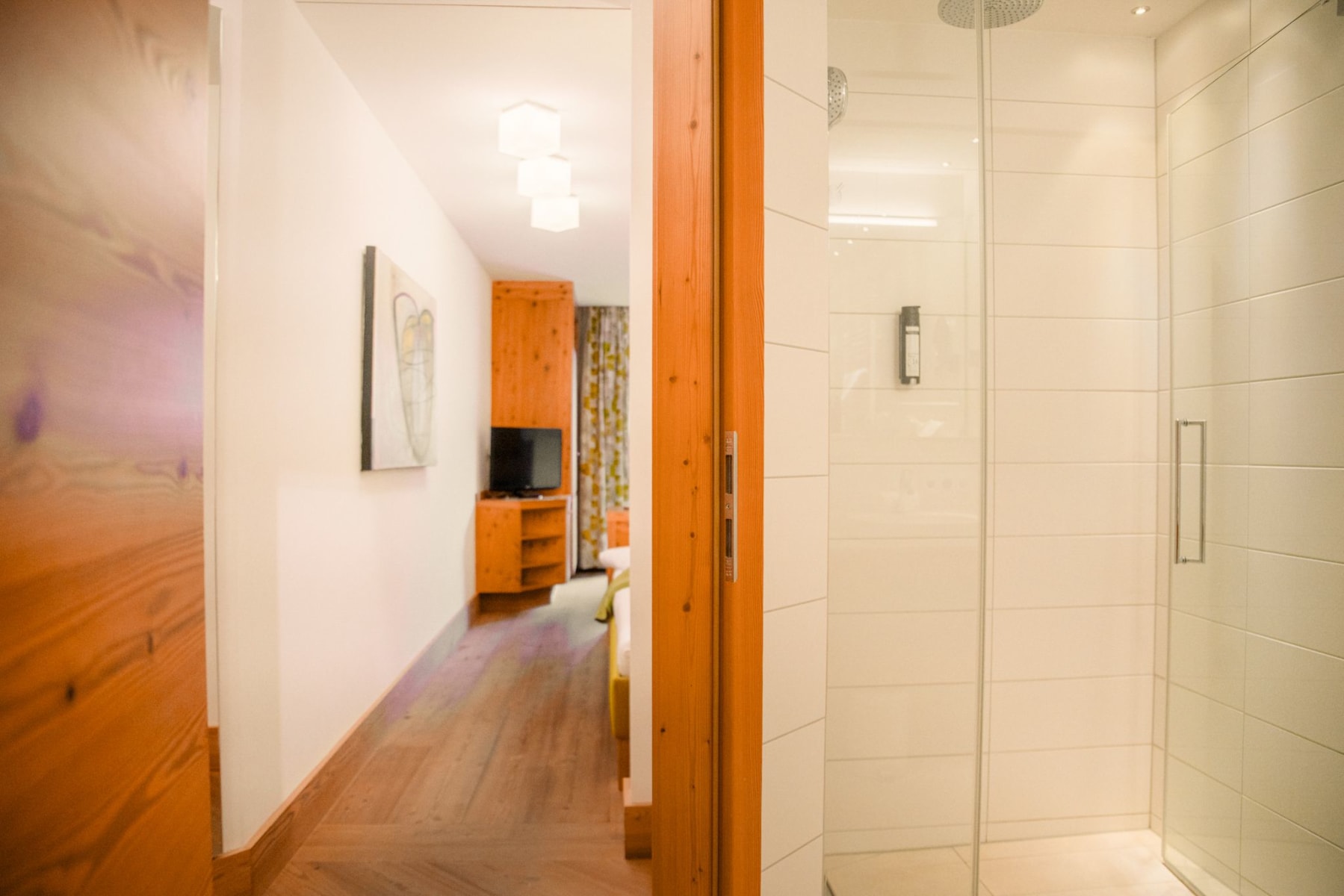 Geräumiges Badezimmer mit Sicht auf den Wohnbereich im Glemmtalerhof in Hinterglemm.
