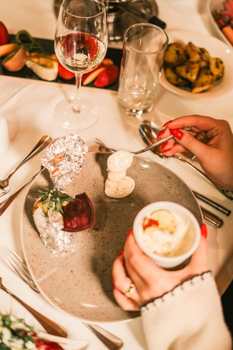 Ein elegantes Abendessen im Glemmtalerhof mit köstlichen Speisen und erlesenen Getränken.