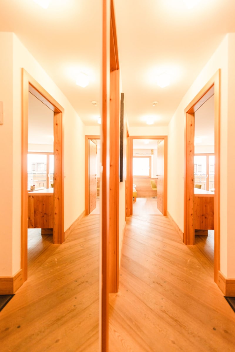 Heller Flur im Glemmtalerhof in Hinterglemm, der Ruhe und modernen Komfort ausstrahlt.