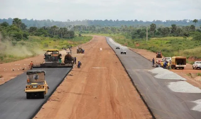 Bitumer 3 000 km de routes au Gabon : un défi colossal pour la transition