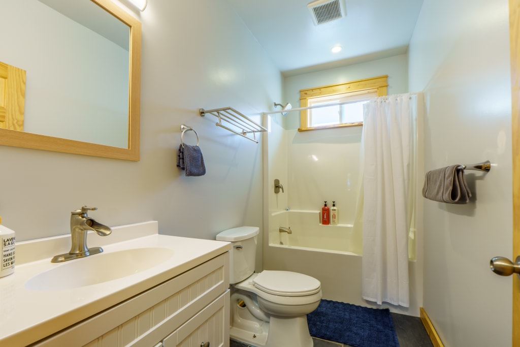 Full bathroom 1