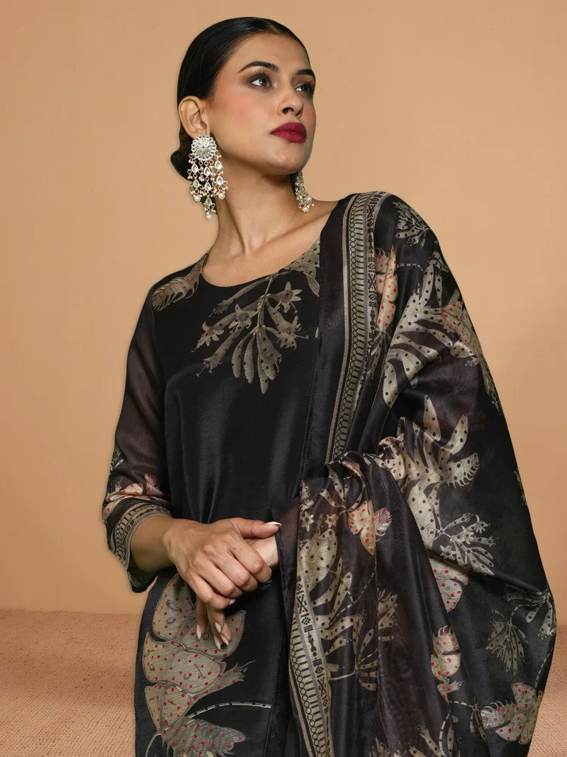 90% : House of Pataudi Women Kurta Pant Dupatta Set at ₹1239- Flipkart