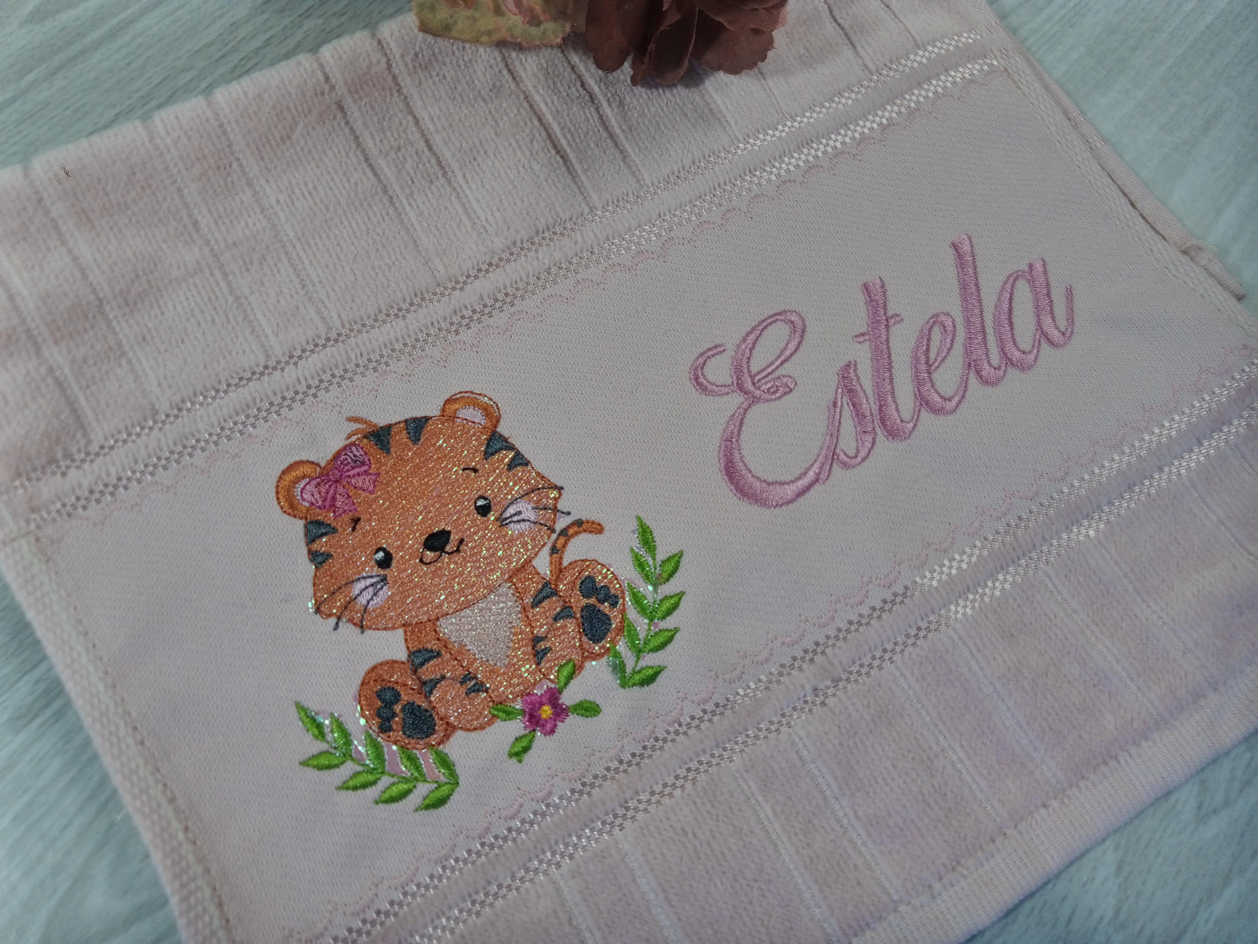 Toalhinha bordada personalizada