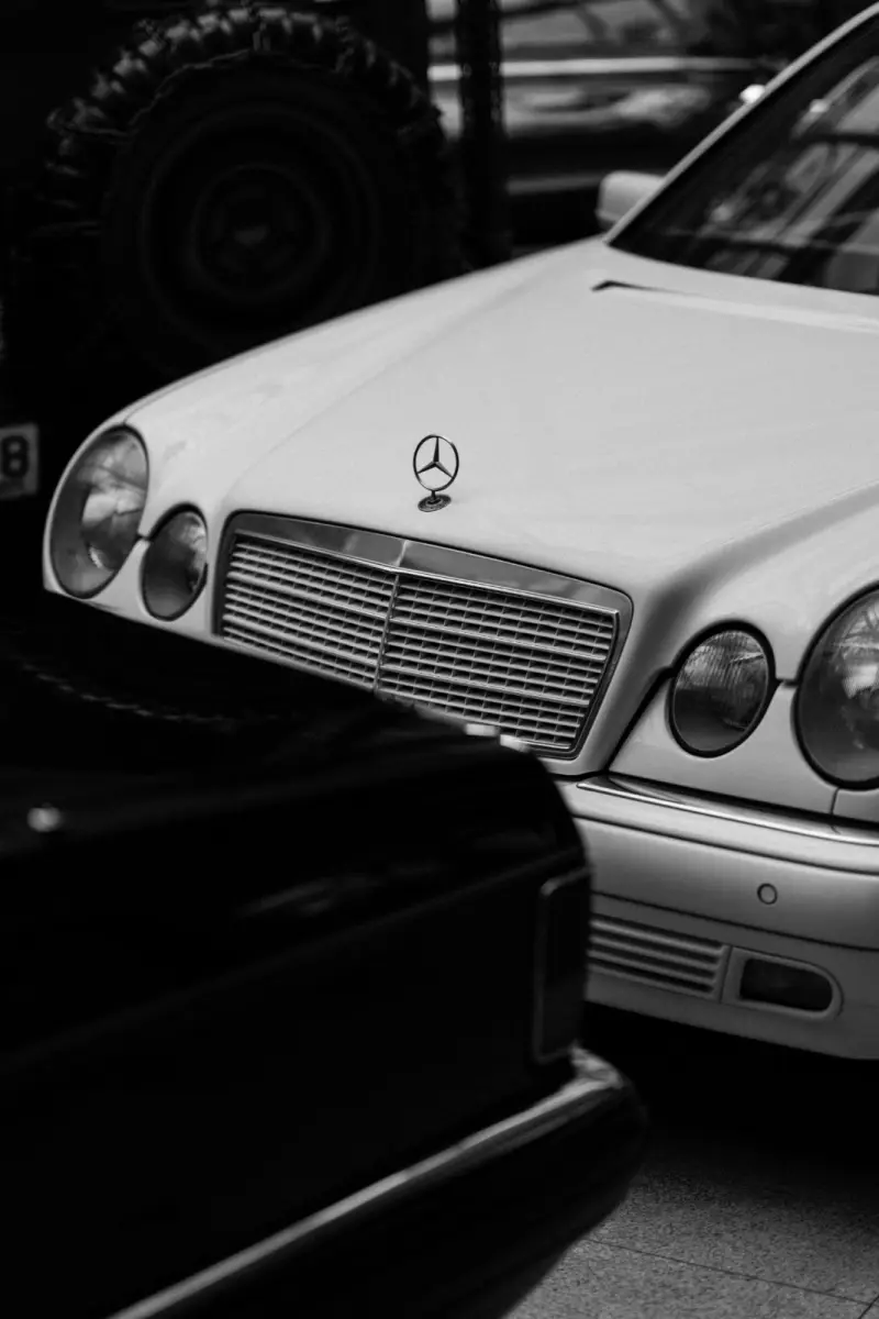 Timeless Silver Star — high-resolution wallpaper (6336×9504)