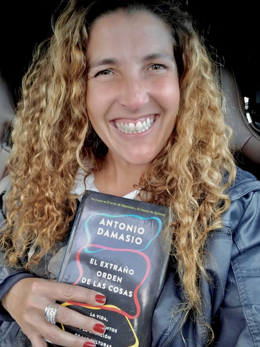 Dra. Clarice Peres con el libro El Extraño Orden de las Cosas, de Antonio Damasio