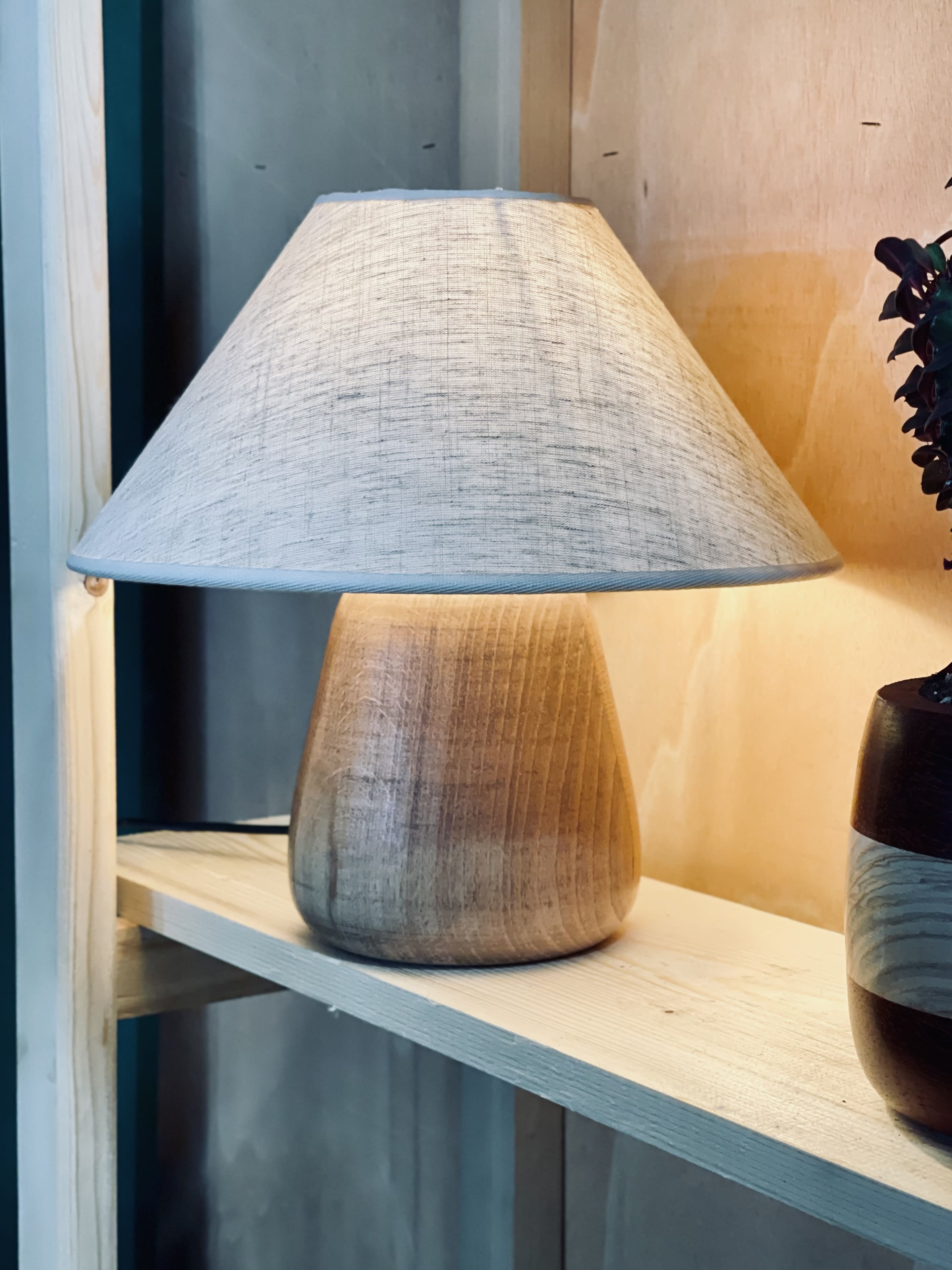 Lampe artisanale en bois de hêtre