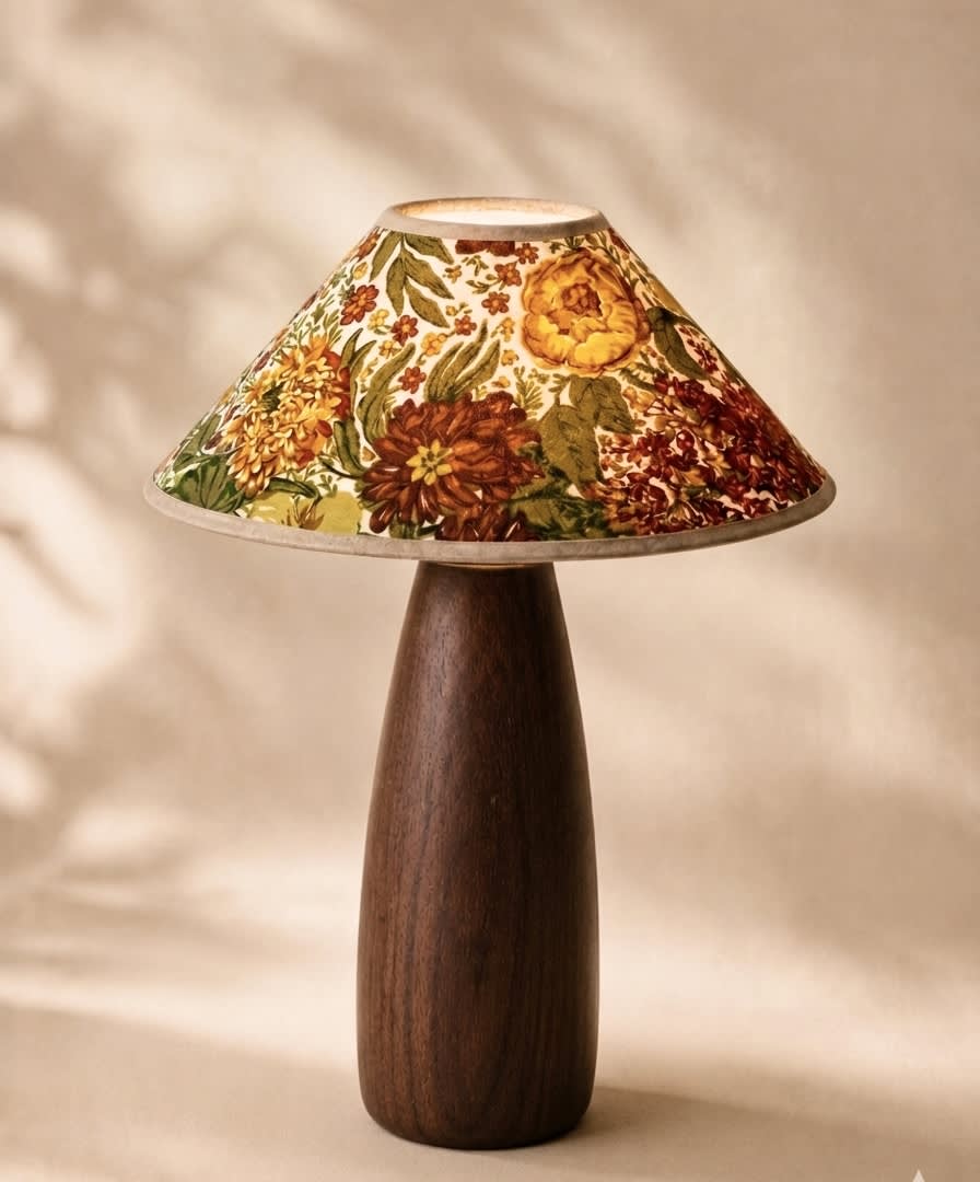 Lampe artisanale en bois d’acajou – Motif floral vintage