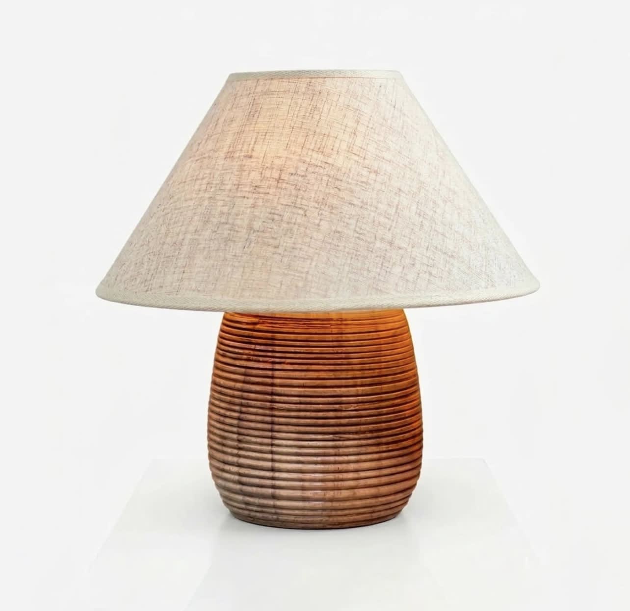 Lampe Sculptée en Hêtre Naturel