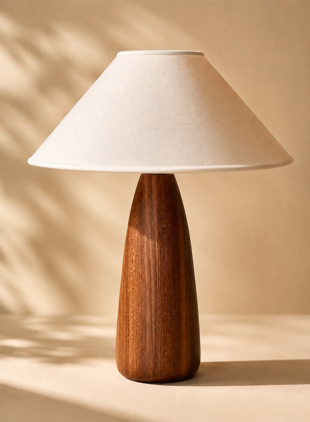 Lampe de Table Artisanale en Bois d’Acajou 