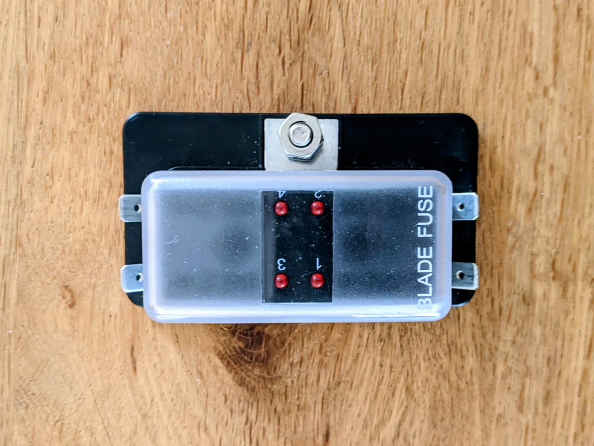 Fuse holder with 4 fuses for the 12 V outputs and the solar input.