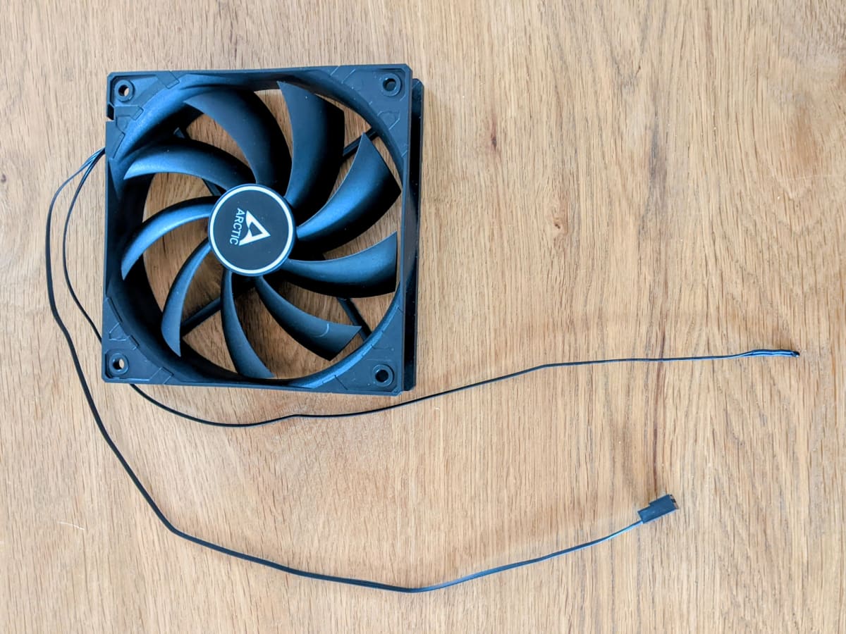 12 V fan for cooling the battery box during operation.