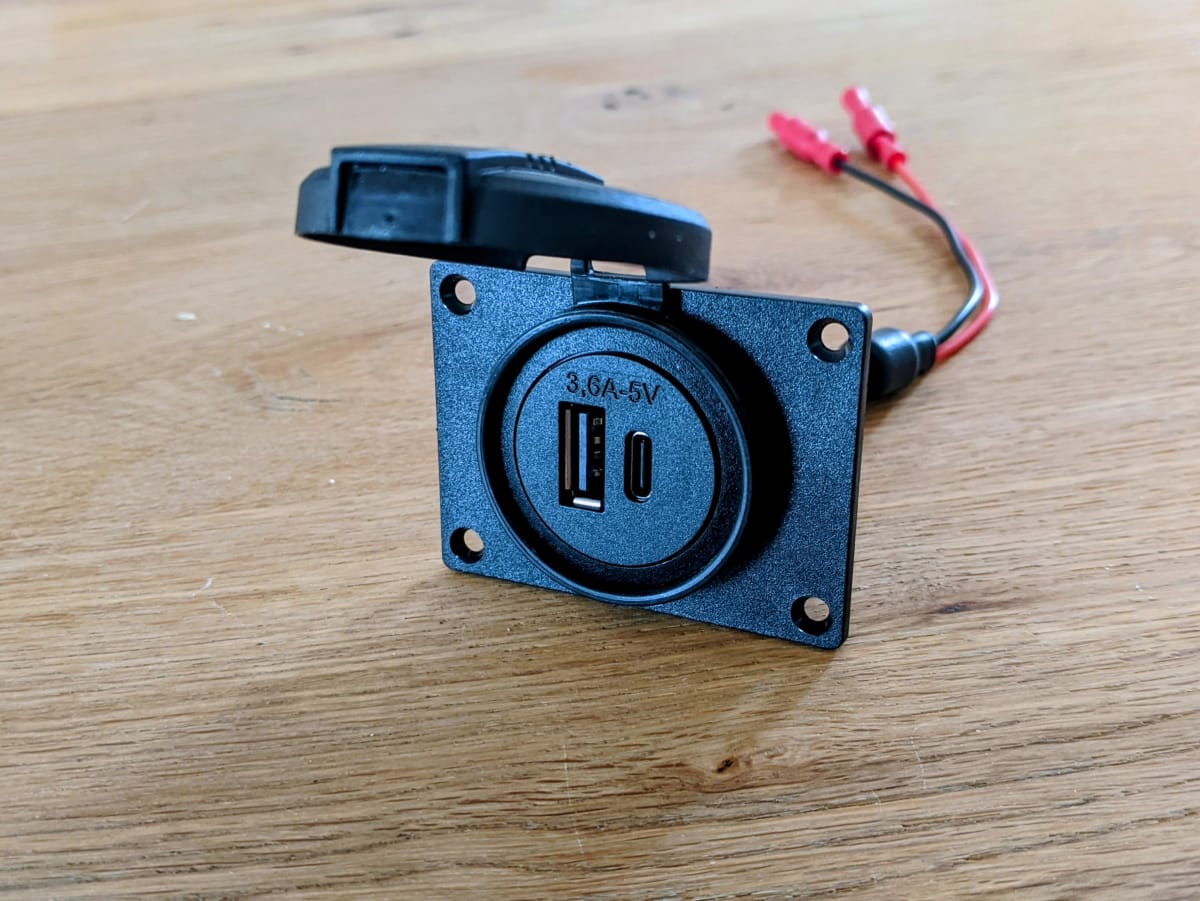 USB socket (A and C) for charging devices directly from the battery box.