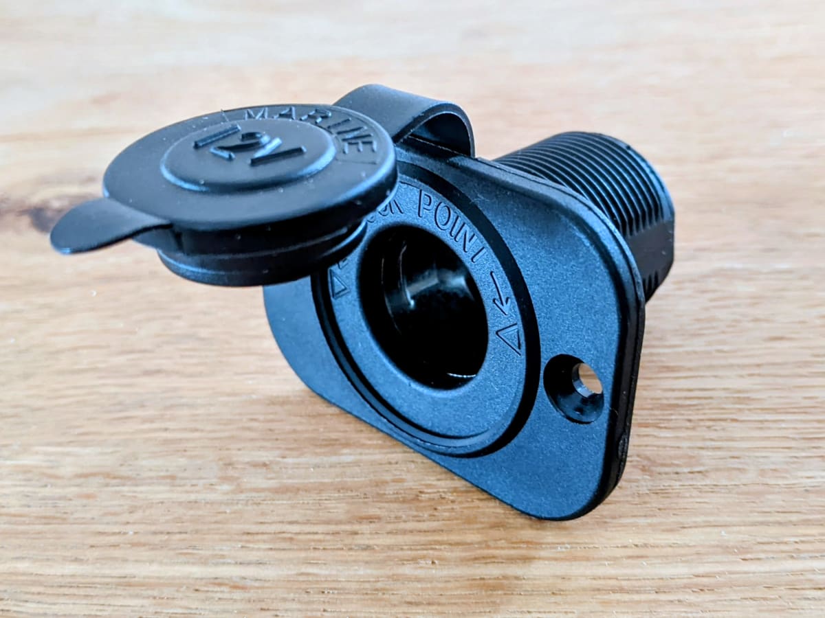 12 V socket for powering the cooler and other consumers.