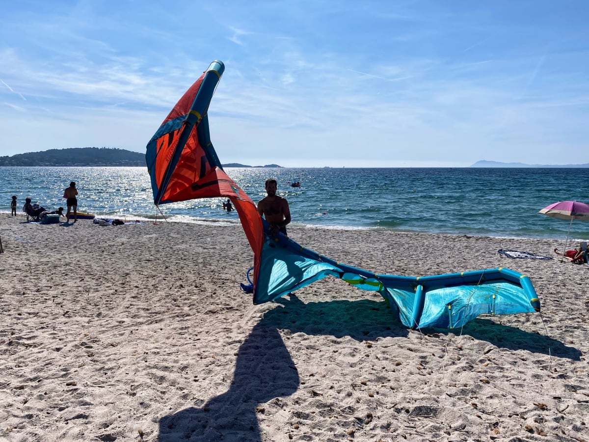 The kite spot on the strip of land between the peninsula and the mainland.