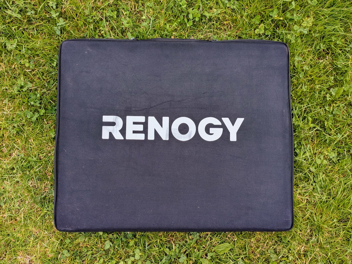 The sturdy carry case that keeps the suitcase well protected in transit.