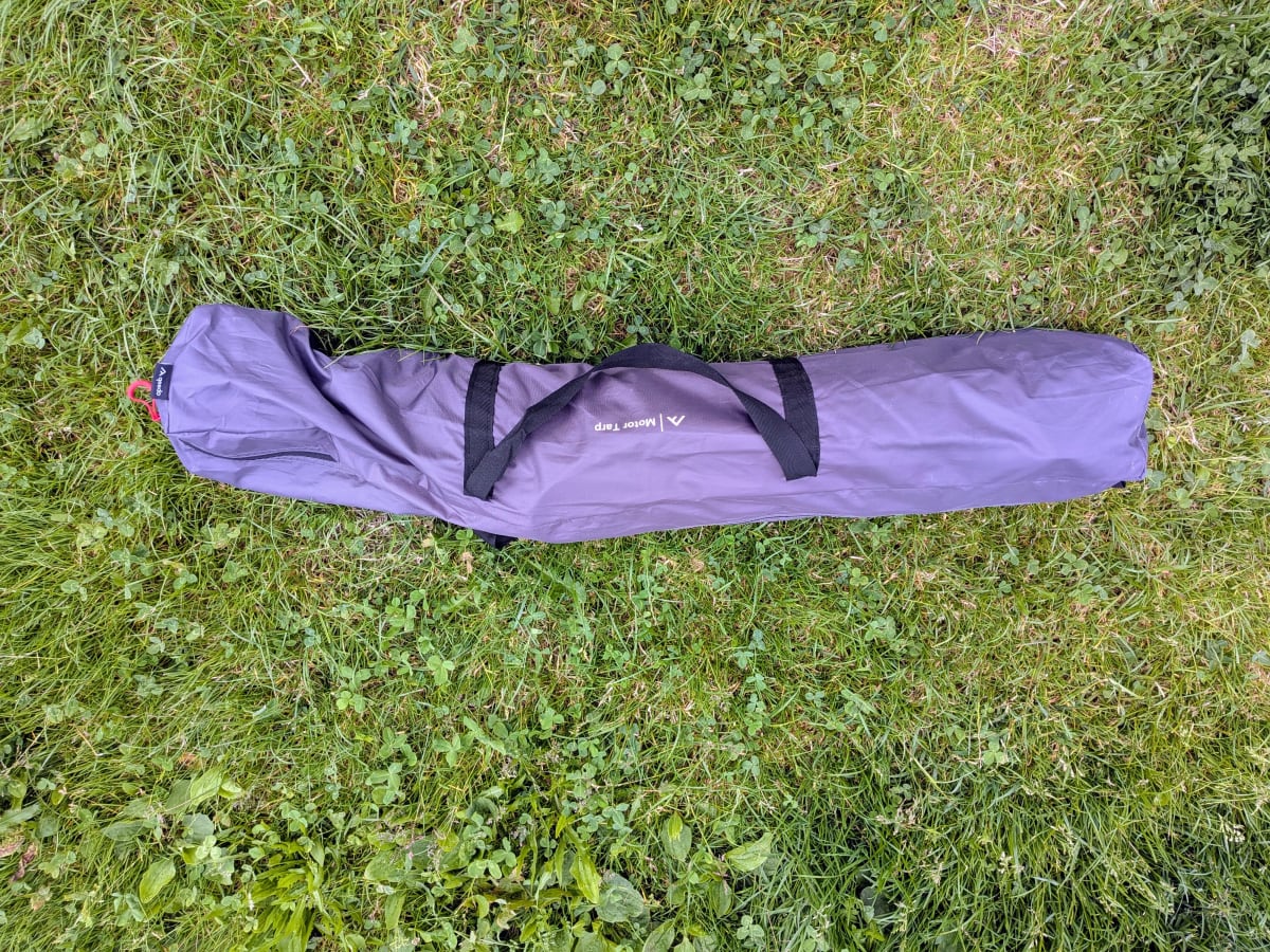Die Packtasche verpackt das ganze schön kompakt und es verbraucht tatsächlich kaum Platz.
