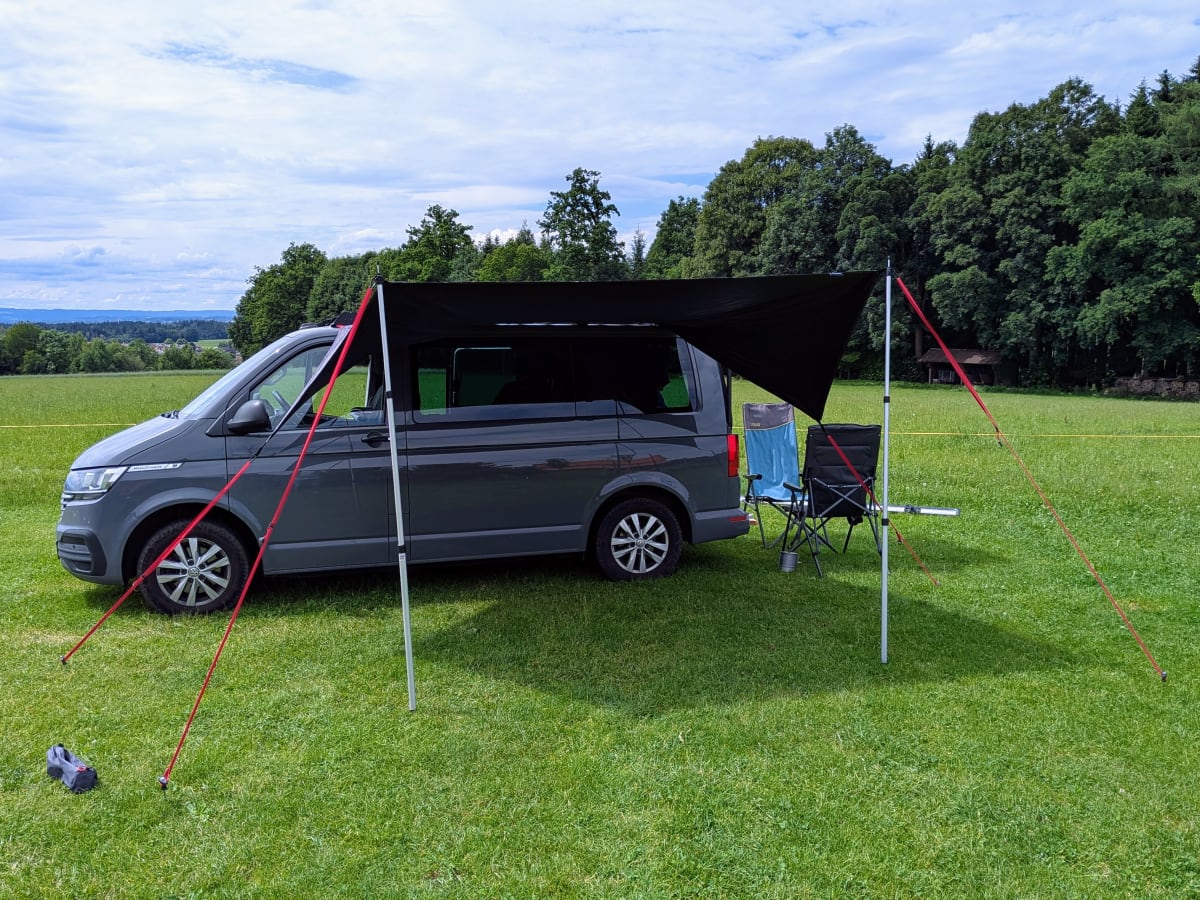 Das Tarp bietet ausreichend Schutz vor Sonne und Regen und ist durchaus gemütlich.