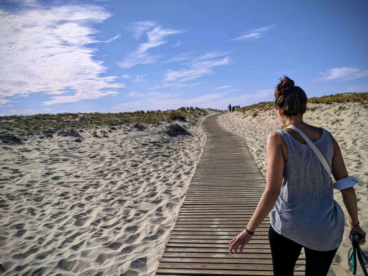 Susi auf dem Steg zum Strand.