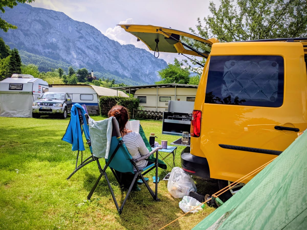 Susi und unser Caddy auf unserem Stellplatz.