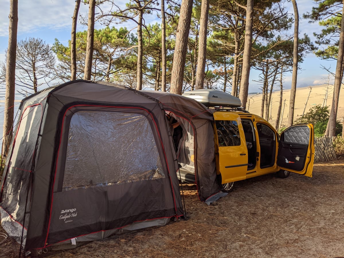 Unser Caddy mit dem Vango-Heckzelt.