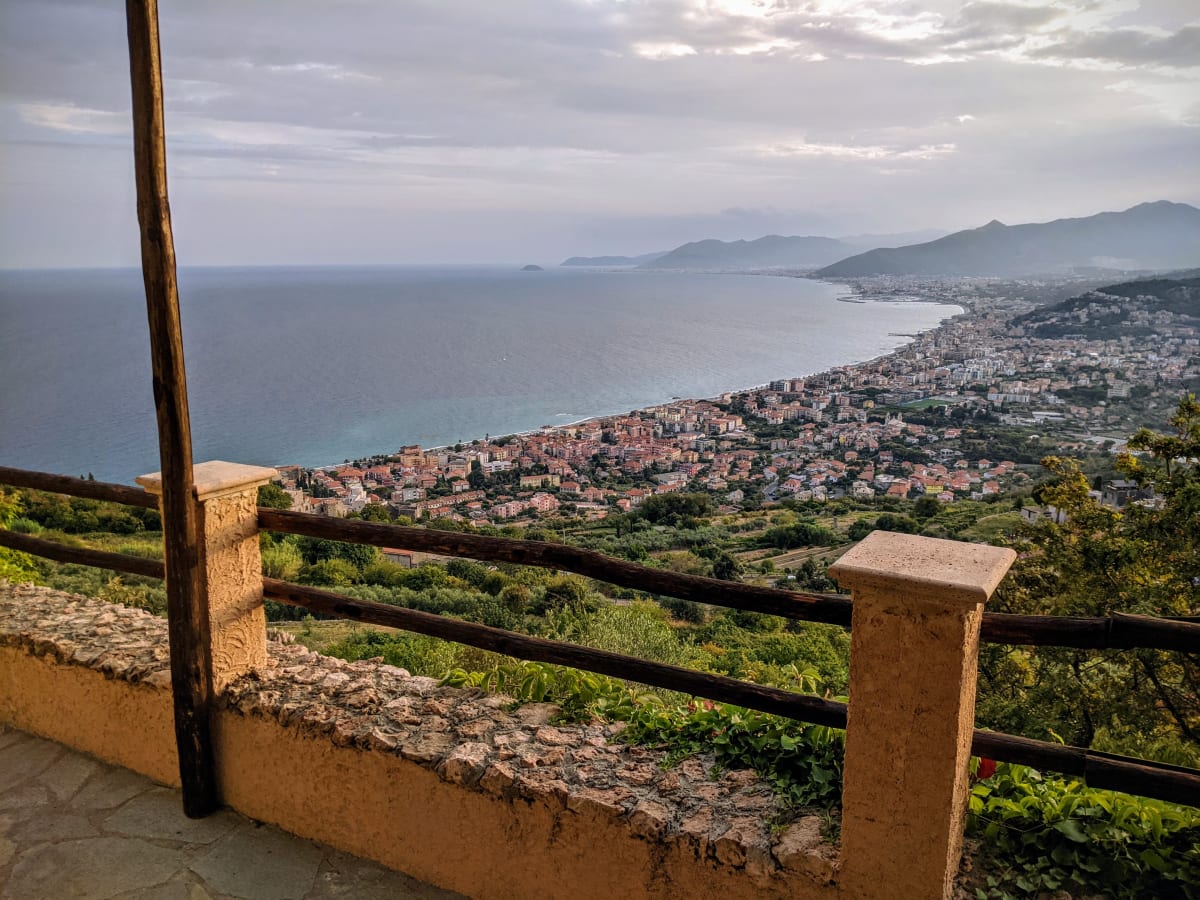 Aussicht von der Unterkunft auf Finale Ligure und die Küste.