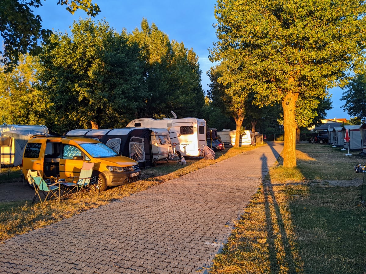 Sonnenuntergang an unserem Platz am Strandcamping Podersdorf.