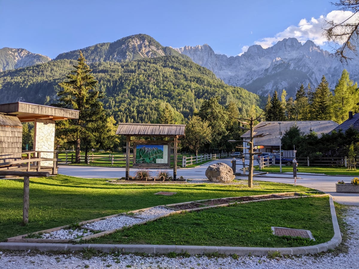Der Blick auf den Eingang des Campingplatzes und auf die Felswände der Julischen Alpen.
