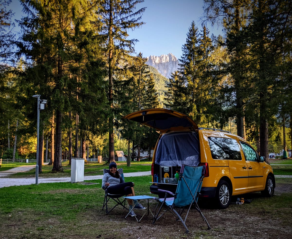 Feierabend am Stellplatz – Susi, der Caddy und die Berge im Abendlicht.