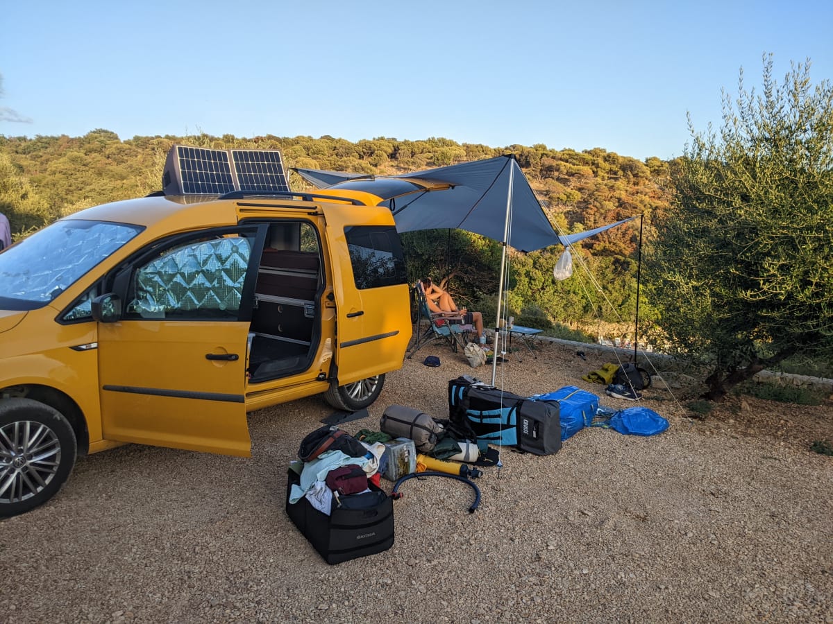 Unser erster Stellplatz auf der Terrasse – Solarpanel auf dem Dach, Tarp für den Schatten.