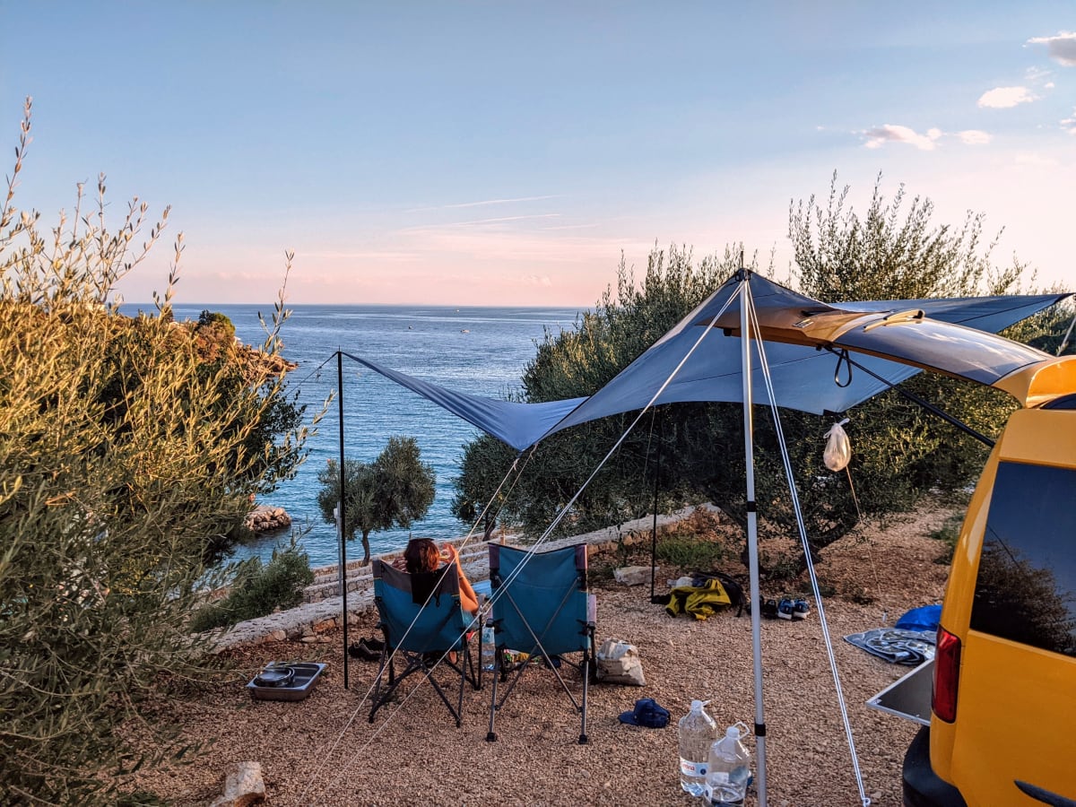 Das Heck zum Meer – unsere Aussicht vom Platz aus.