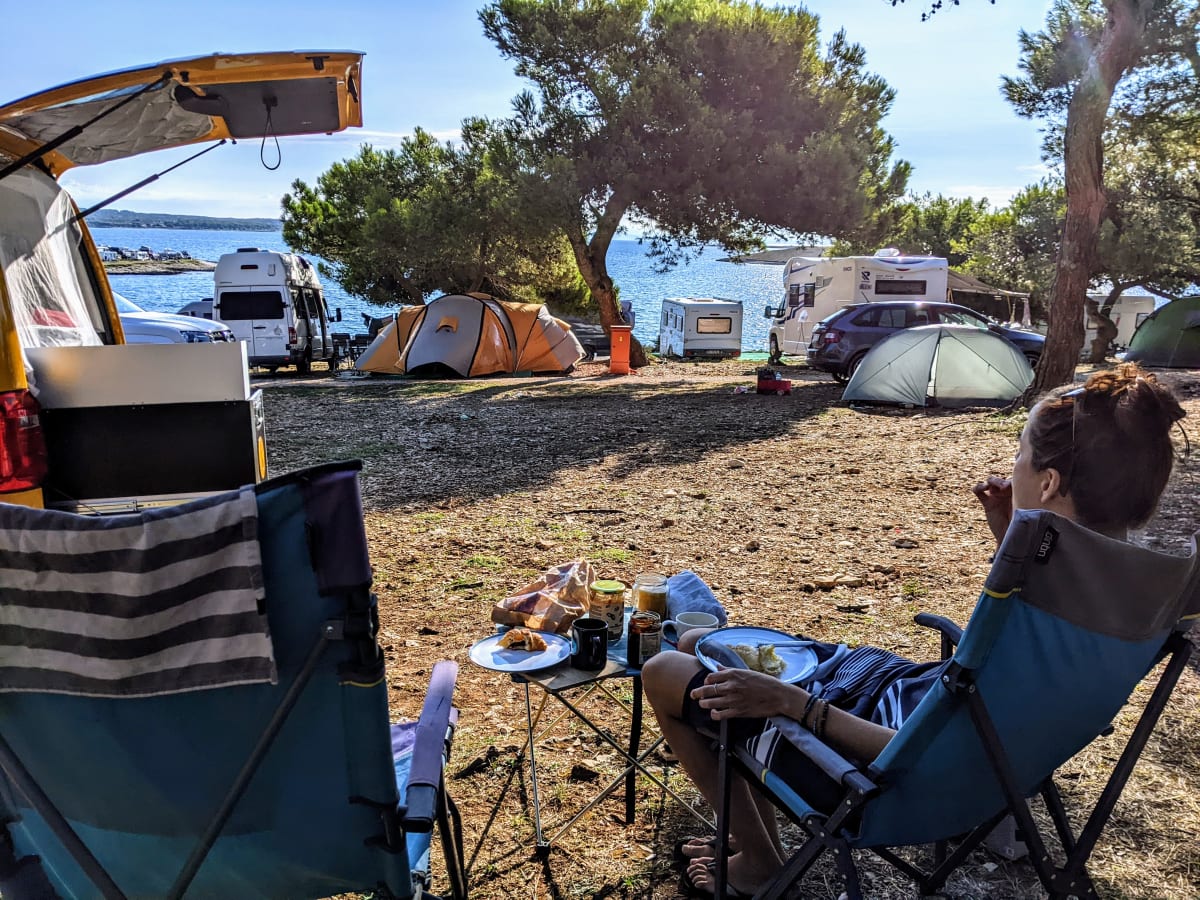 Frühstück mit Blick aufs Meer – und auf den gut gefüllten Platz.