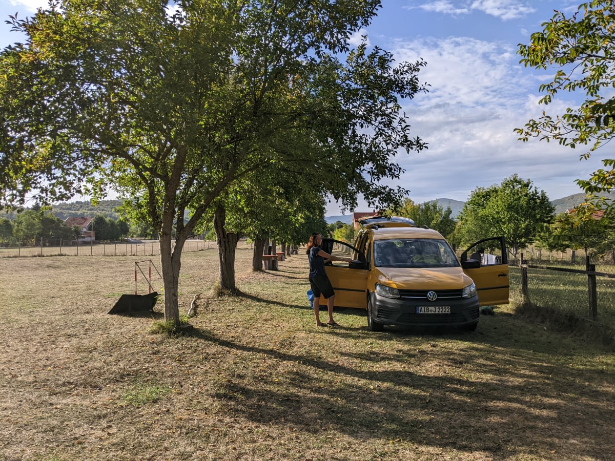 Unser Platz auf der Obstwiese – frei stehend, mit Blick über die Obstbäume.