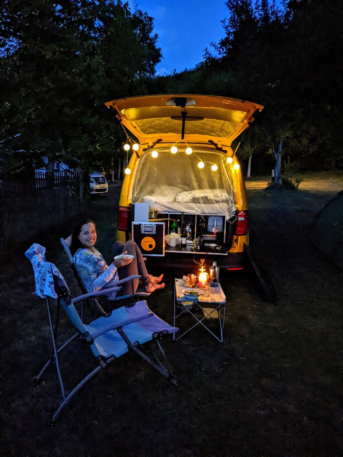 Abends eingerichtet – Bett hinten, Heckküche offen, Lampe an.