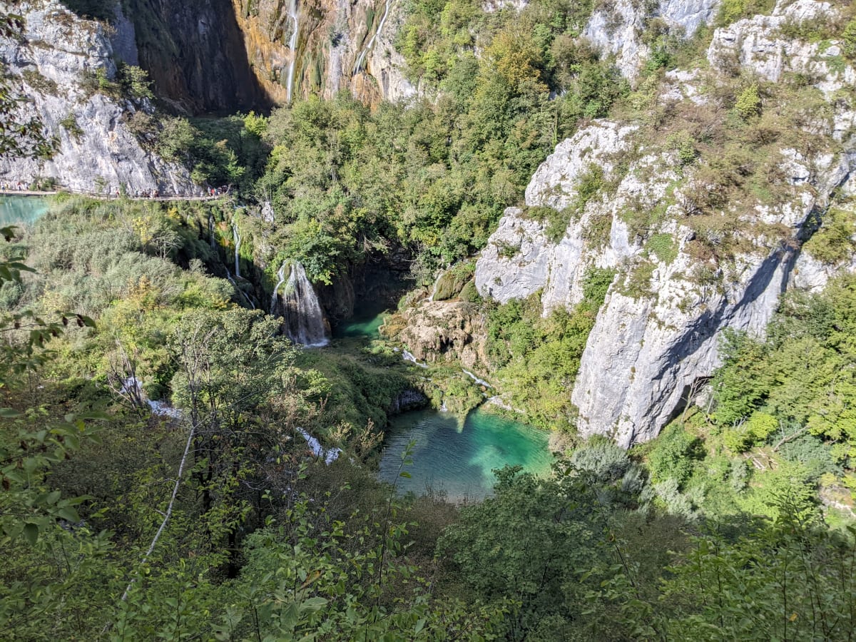 Blick über mehrere der Seen, dazwischen die Wasserfälle.
