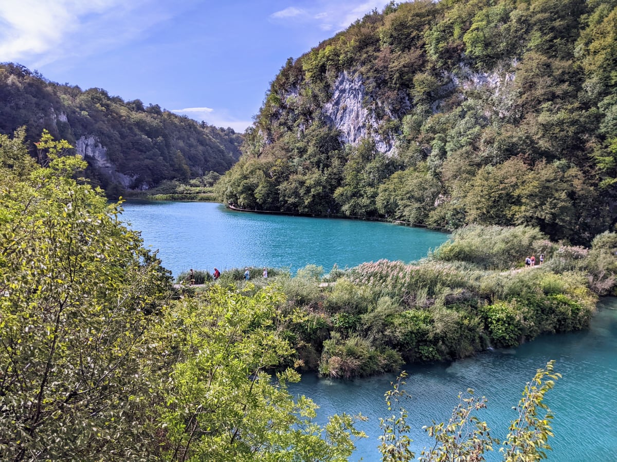 Die großen Seen vor der Felslandschaft.