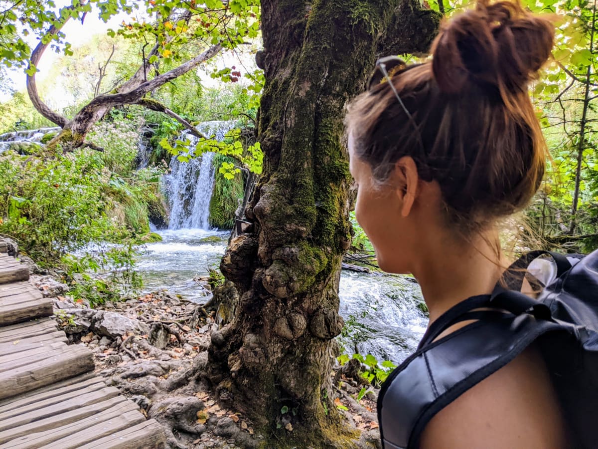 Susi vor einem der kleineren Wasserfälle.
