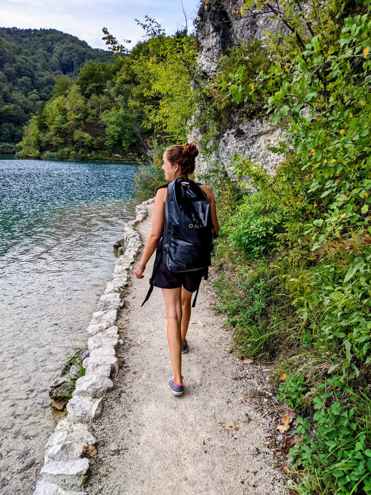 Susi auf einem der schmalen Pfade, daneben das glasklare Wasser.