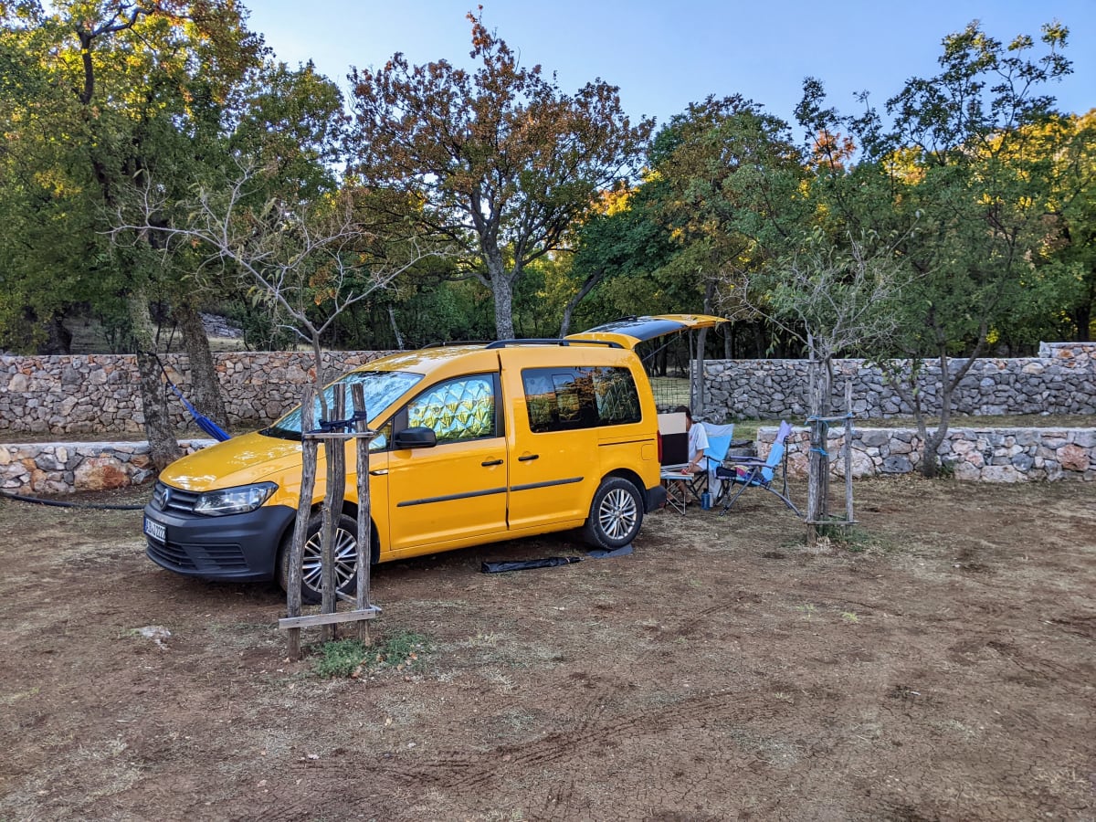 Der gelbe Caddy zwischen den Steinreihen – der ganze Platz aus ein bisschen Abstand.