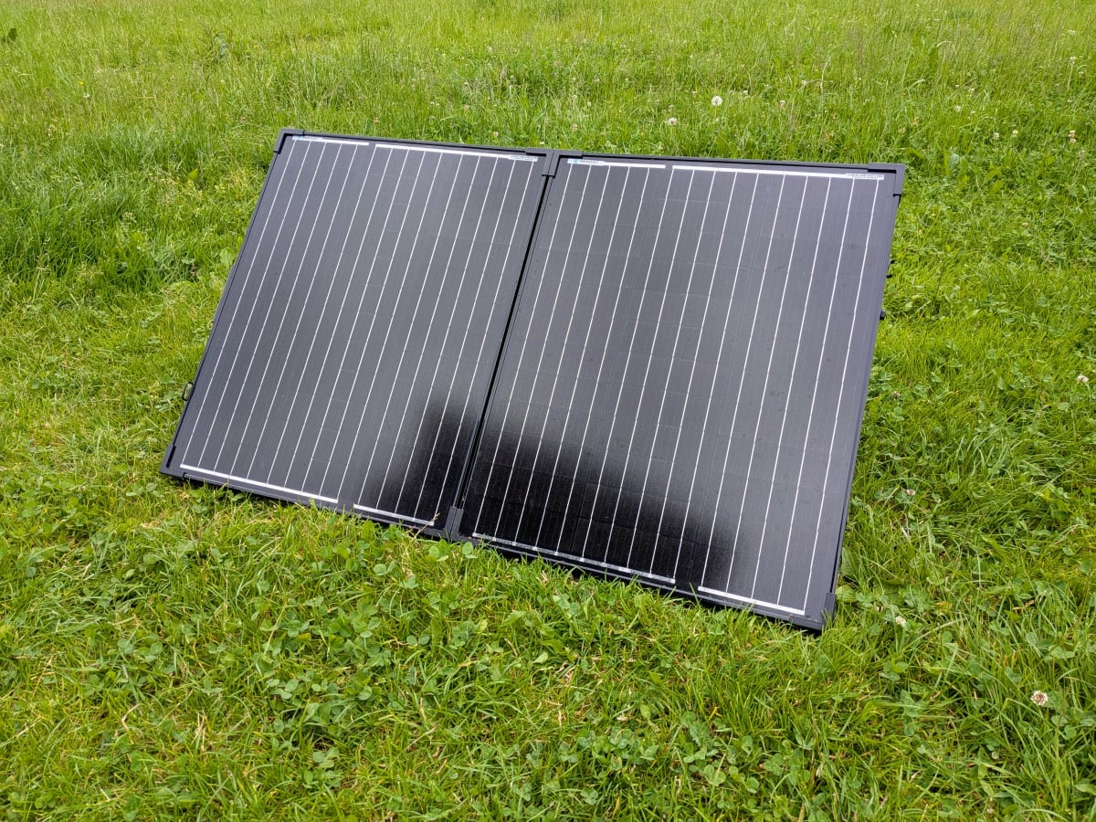 Aufgeklappt werden aus zwei 50-Watt-Modulen 100 Watt – ein klassisches Solarpanel in harter Bauweise.