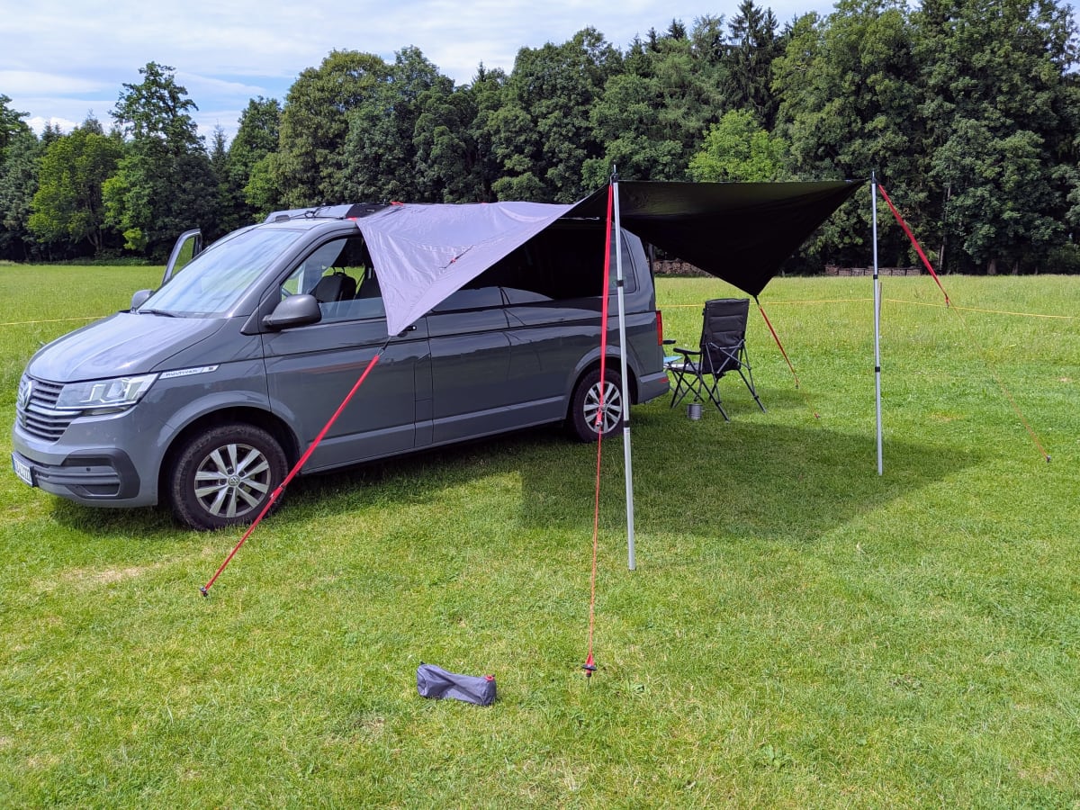 Das Qeedo Motor Tarp montiert an unserem Multivan.