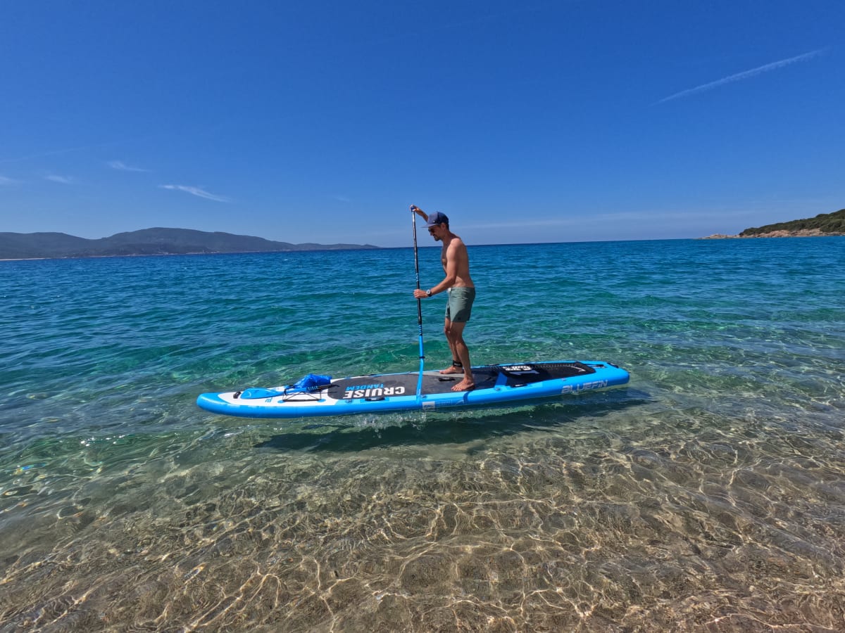 Fred allein auf dem großen Board – geht gut, nur beim Wenden merkt man die Länge.