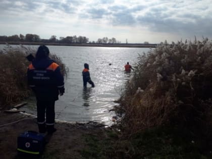 Смерть на воде: рыбак упал из лодки и утонул