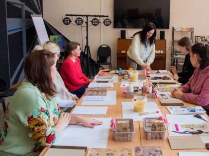 Гости библиотеки осваивали процесс изготовления блокнота