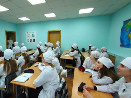 19 декабря студенты Елецкого медицинского колледжа групп лд-12 и лд-13 вместе с преподавателем Кисиль Е.Г. посмотрели трансляцию пресс-конференции “Итоги года с президентом Российс