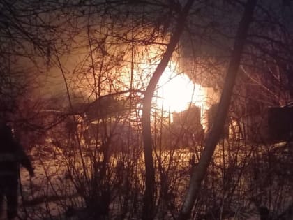 В Липецке в горящей пятиэтажке погиб мужчина, эвакуировали 6 человек