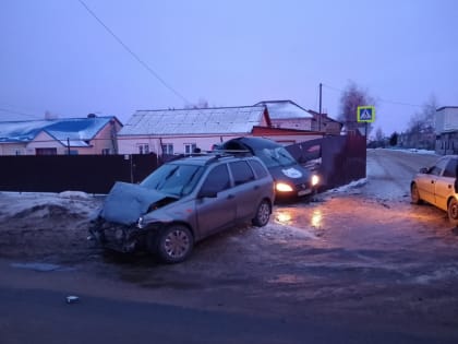 В Липецкой области после столкновения с «Ладой» иномарка приземлилась на забор