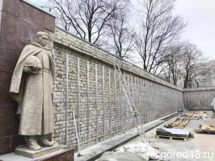 Ремонт мемориального комплекса в Липецке завершится к 15 декабря